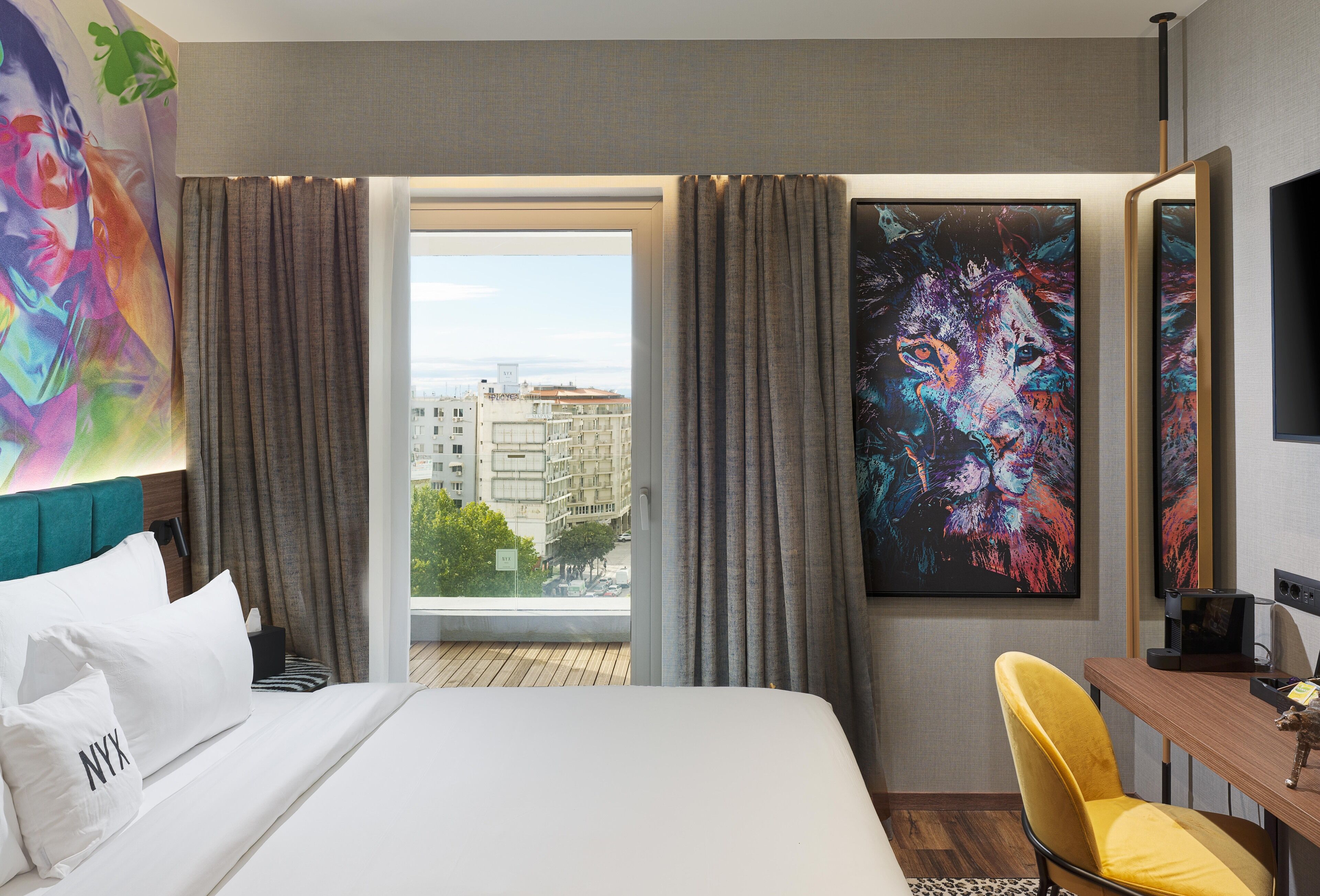 Deluxe Room with Business Lounge Access | Minibar, escritorio, wifi gratis y ropa de cama 