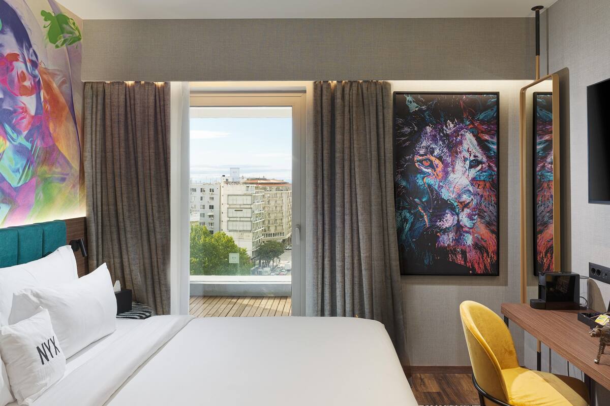 Deluxe Room with Business Lounge Access | Minibar, desk, soundproofing, free WiFi