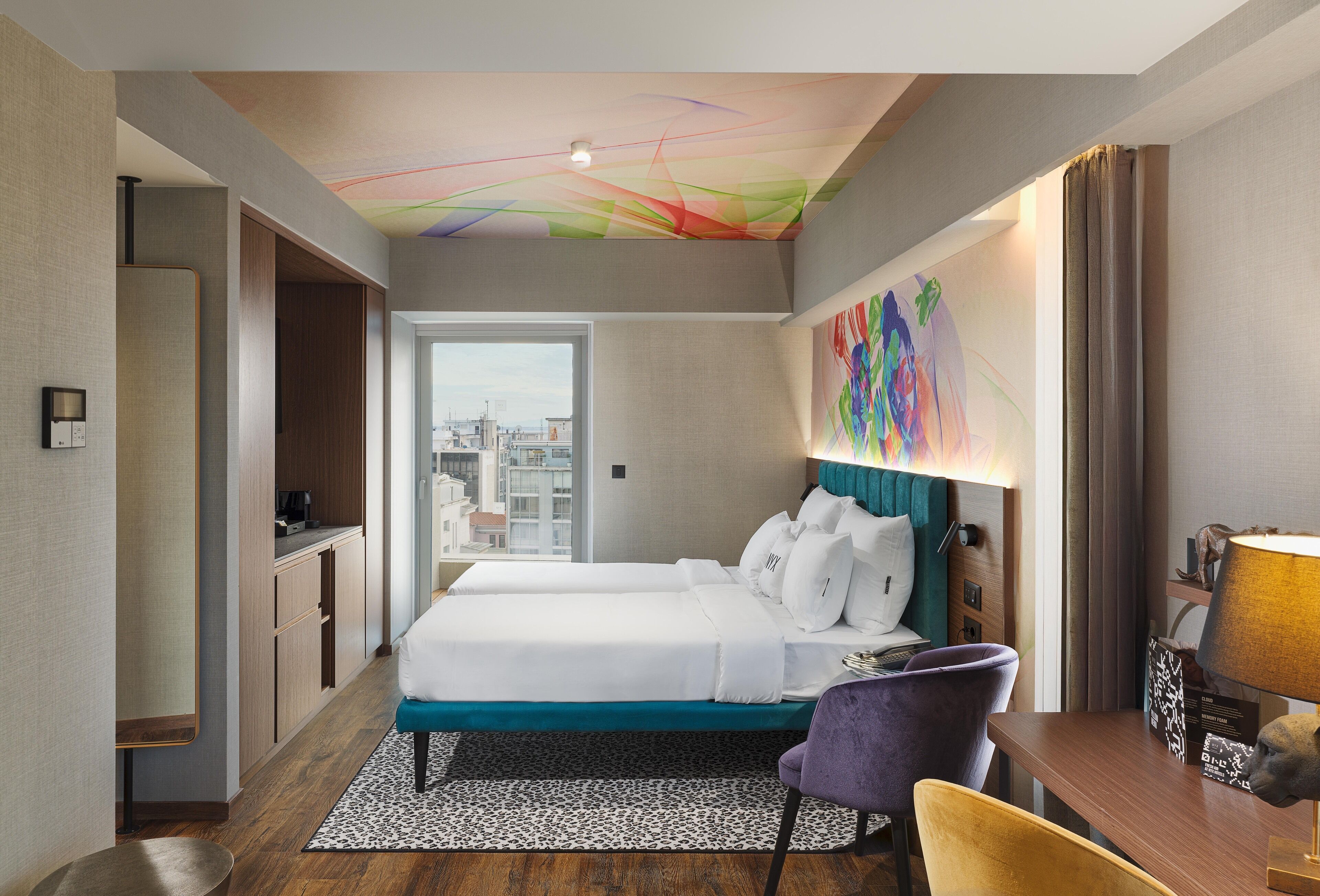 NYX Suite Sea View with Business Lounge Access | Minibar, escritorio, wifi gratis y ropa de cama 