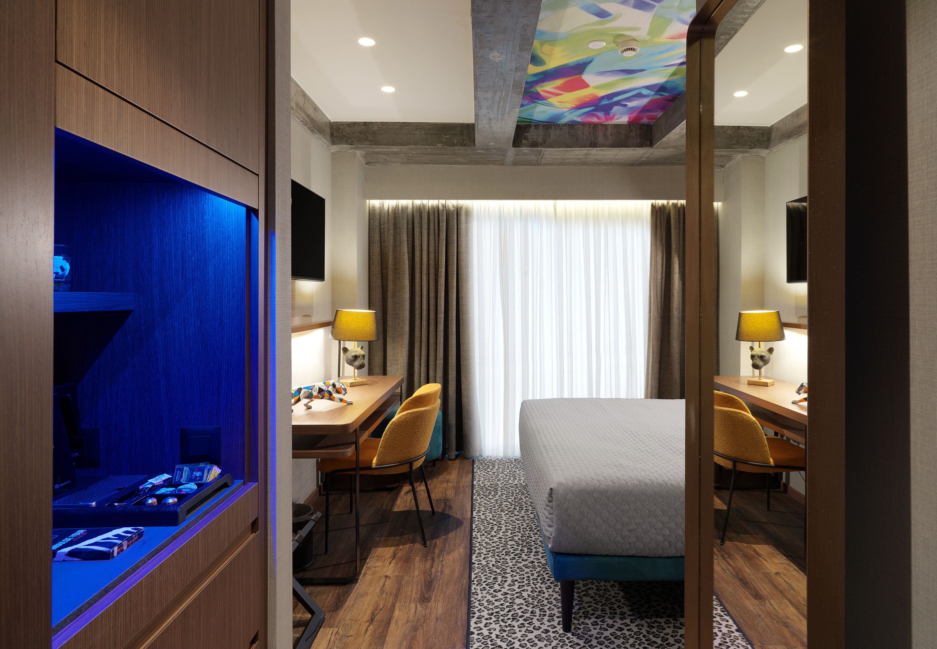 Minibar, skrivbord, gratis wi-fi och sängkläder