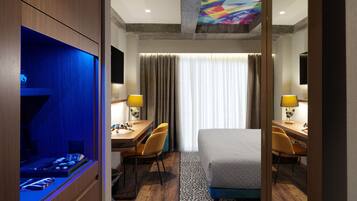 Minibar, skrivbord, gratis wi-fi och sÀngklÀder