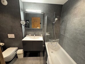 Douche, serviettes fournies, papier toilette