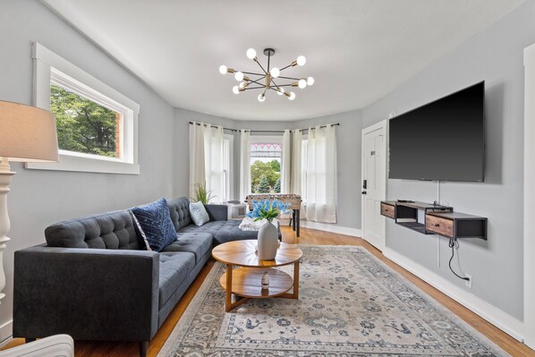 TV - Modern 6BR Near Syracuse U, Destiny & Zoo Sleeps 18 (Syracuse)