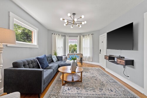 Modern 6BR Near Syracuse U, Destiny & Zoo Sleeps 18