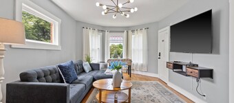 Modern 6BR Near Syracuse U, Destiny & Zoo Sleeps 18