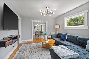 TV - Modern 6BR Near Syracuse U, Destiny & Zoo Sleeps 18 (Syracuse)