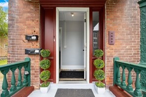 Exterior detail - Modern 6BR Near Syracuse U, Destiny & Zoo Sleeps 18 (Syracuse)