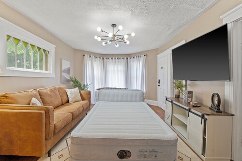 Modern 6BR Near Syracuse U, Destiny & Zoo Sleeps 18