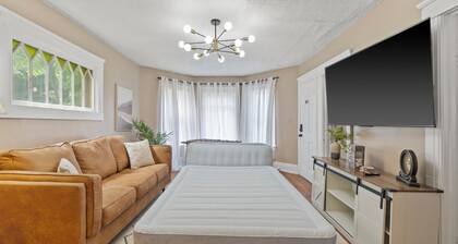 Modern 6BR Near Syracuse U, Destiny & Zoo Sleeps 18