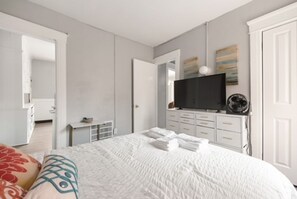 6 bedrooms, WiFi - Modern 6BR Near Syracuse U, Destiny & Zoo Sleeps 18 (Syracuse)