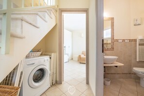 Shower, bidet, towels, shampoo