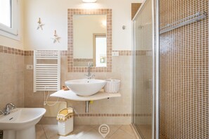 Shower, bidet, towels, shampoo