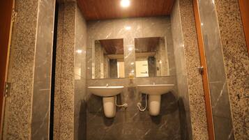 Shared Dormitory | Bathroom | Towels, soap, shampoo, toilet paper