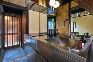 Gallery House, Garden View | Private kitchen
