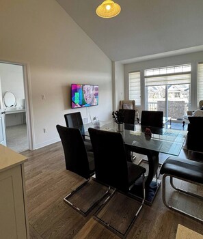 Classic Townhome, 3 Bedrooms, Kitchen, Courtyard View | Dining room - GLOBALSTAY Spacious 3BR Townhouse (Midland)