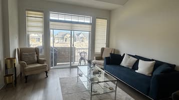 Classic Townhome, 3 Bedrooms, Kitchen, Courtyard View | Living area | 60-inch flat-screen TV with cable channels, Netflix, Hulu