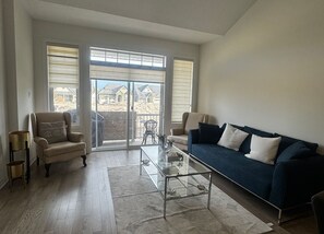 Classic Townhome, 3 Bedrooms, Kitchen, Courtyard View | Living area | 60-inch flat-screen TV with cable channels, Netflix, Hulu