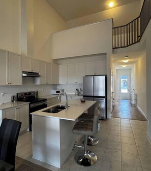 Classic Townhome, 3 Bedrooms, Kitchen, Courtyard View | Private kitchen | Full-size fridge, microwave, oven, stovetop