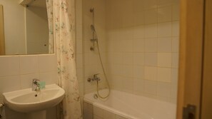 Regadera, amenidades de baño ecológicas, toallas, jabón 