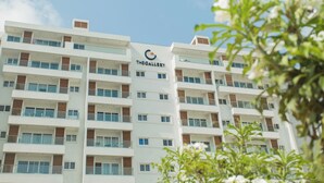 Un edificio de varios pisos con un letrero que dice 