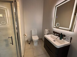 Toallas, jabón, champú y papel higiénico