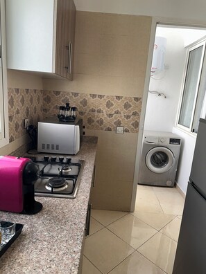 Fridge, microwave, oven, stovetop - Appart Cosy Marrakech Guéliz | Wi-Fi Clim & Parking (Marrakech)