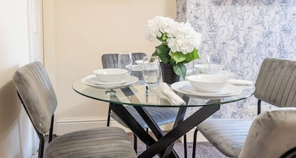 Spacious 3-bedroom house in Newcastle-under-Lyme with WiFi and parking