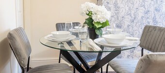 Spacious 3-bedroom house in Newcastle-under-Lyme with WiFi and parking