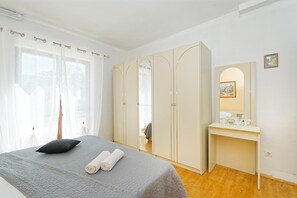 3 habitaciones, tabla de planchar con plancha y cuna de viaje