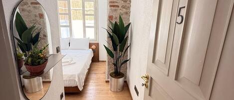 Klassieke kamer, 1 twee- of 2 eenpersoonsbedden | 1 slaapkamer, luxe beddengoed, gratis wifi, beddengoed
