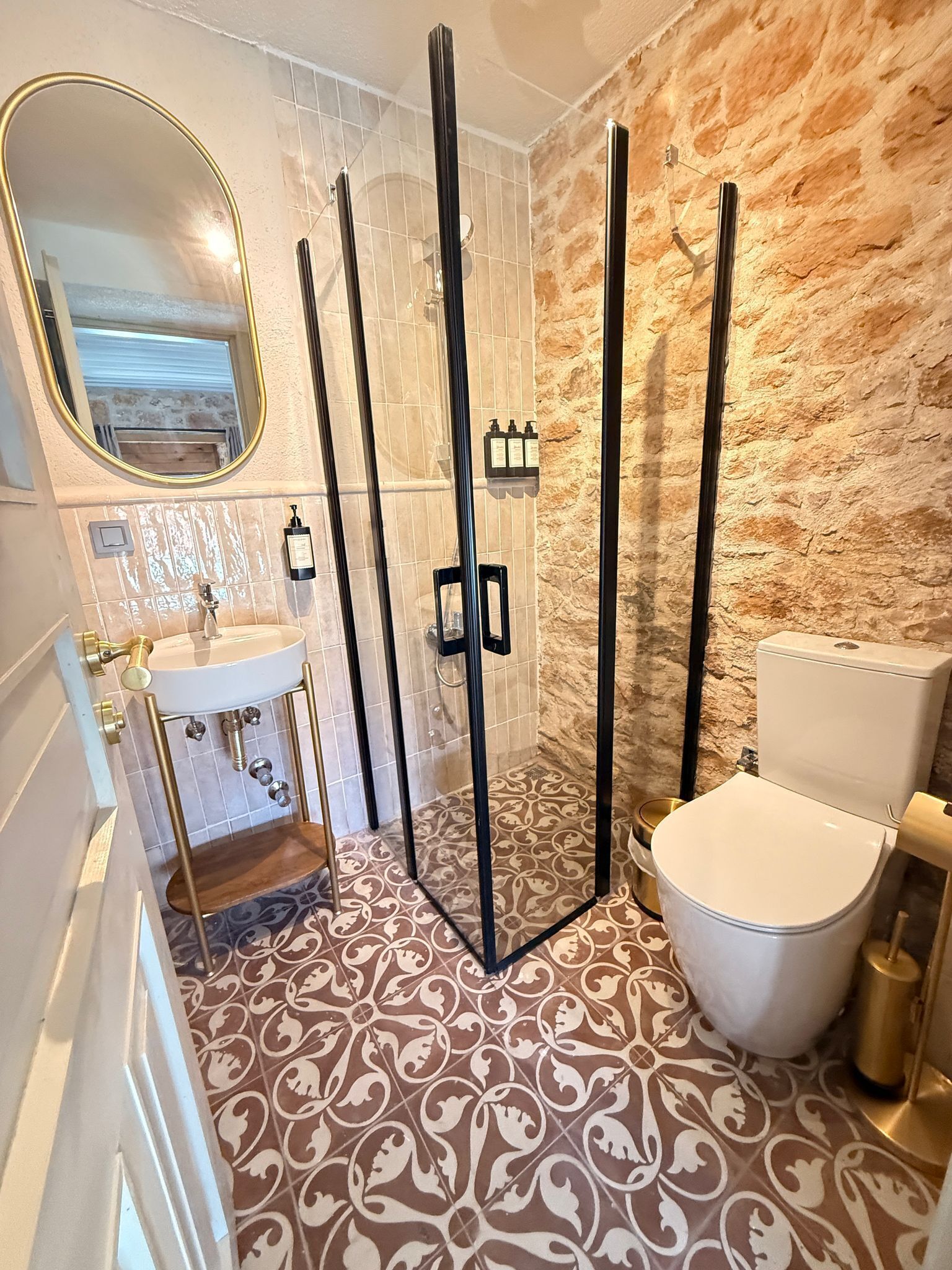 Douche, articles de toilette gratuits, sèche-cheveux, chaussons