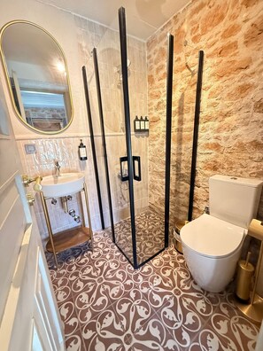 ฝักบัว, ของใช้ในห้องน้ำฟรี, ไดร์เป่าผม, รองเท้าสวมภายในห้อง