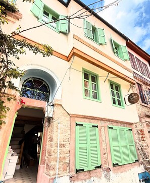 Front of property - Elos Ayvalık Pansiyon (Ayvalik)