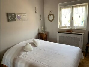 3 bedrooms, desk, iron/ironing board, travel cot