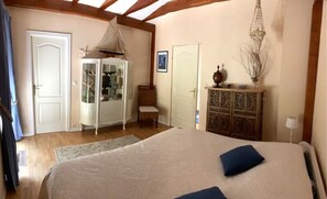 3 bedrooms, desk, iron/ironing board, travel crib