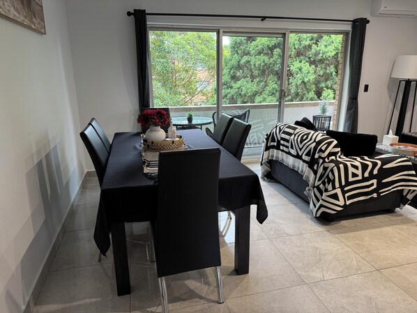 Living area - Fully Renovated 2-bedroom apartment in Brighton-Le-Sands, 2 mins from the Beach (Brighton-Le-Sands)