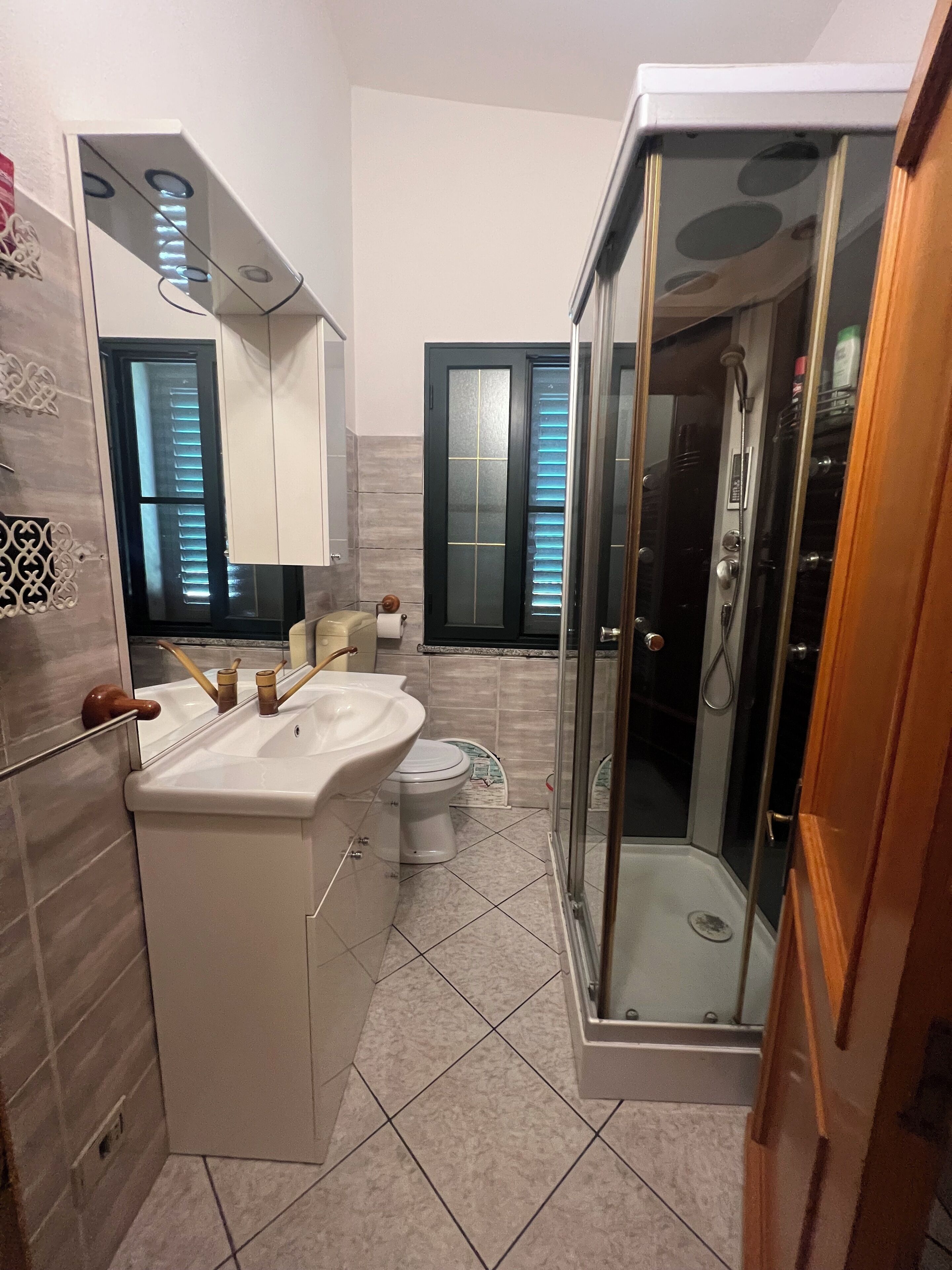 Doccia, asciugacapelli, asciugamani, sapone