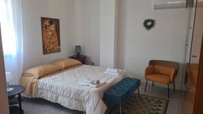 3 habitaciones, tabla de planchar con plancha y ropa de cama