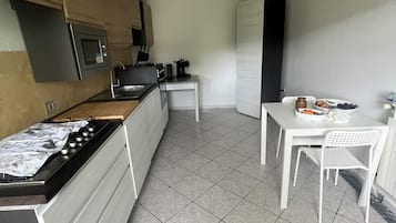 Frigorifero, microonde, forno, piano cottura