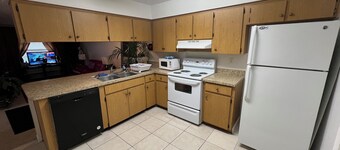 Charming 2-bedroom apartment with WiFi, AC in terrific Lakeland