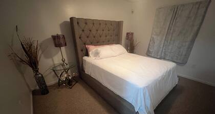 Charming 2-bedroom apartment with WiFi, AC in terrific Lakeland