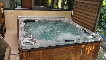 Bañera de hidromasaje exterior