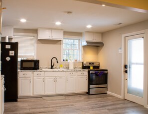 冷蔵庫、電子レンジ、オーブン、コンロ