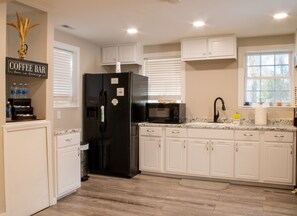 Kylskåp, mikrovågsugn, ugn och spishäll