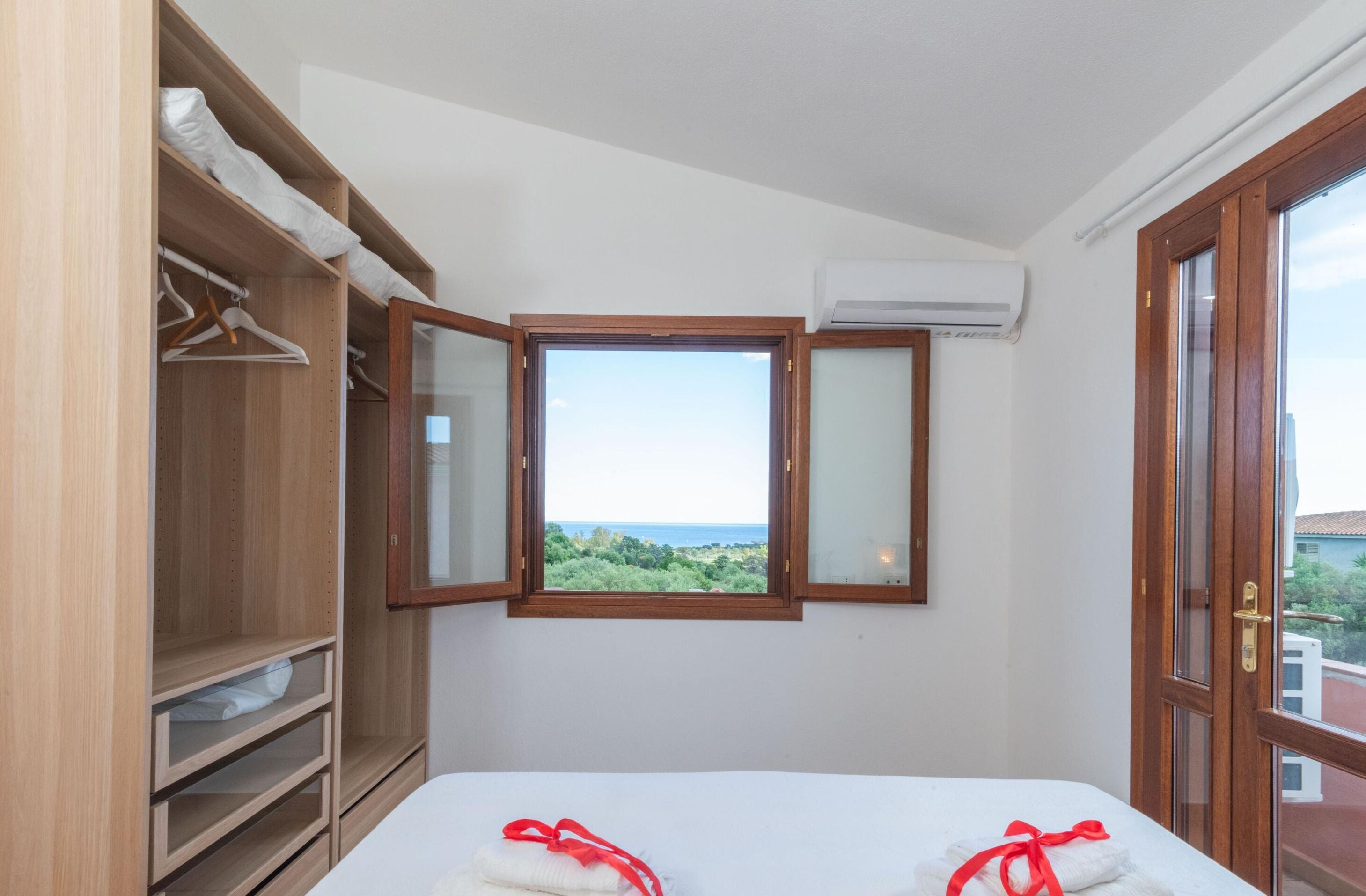 Family Apartment, Multiple Bedrooms, Refrigerator & Microwave (House Sardinia La Dolce Vita)