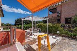Apartemen Keluarga, beberapa kamar, lemari es & microwave (House Sardinia La Dolce Vita) | Teras/patio