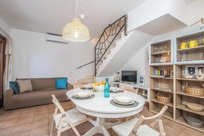 Family Apartment, Multiple Bedrooms, Refrigerator & Microwave (House Sardinia La Dolce Vita) | Interior