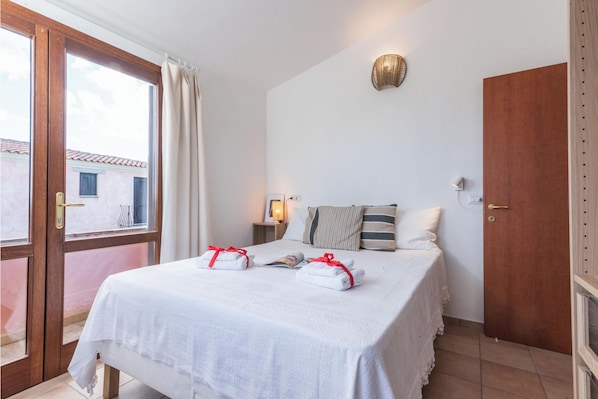 Family Apartment, Multiple Bedrooms, Refrigerator & Microwave (House Sardinia La Dolce Vita)