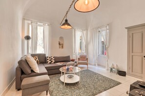 Standard Studio (La Casa Della Vikinga) | Living area | 21-inch TV with cable channels, stereo - La Casa Della Vikinga (Sanremo)
