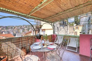 Outdoor dining - La Casa Della Vikinga (Sanremo)